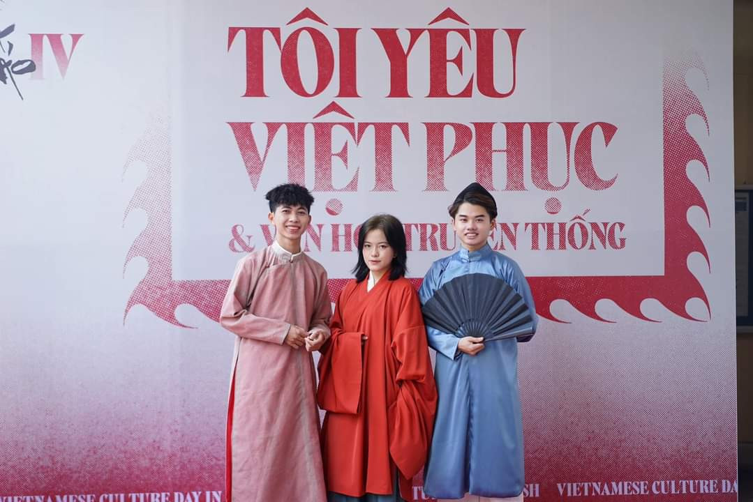 Bạn trẻ thích thú khi mặc những bộ Việt phục dể check - in trong Ngày hội. (Ảnh: BTC)