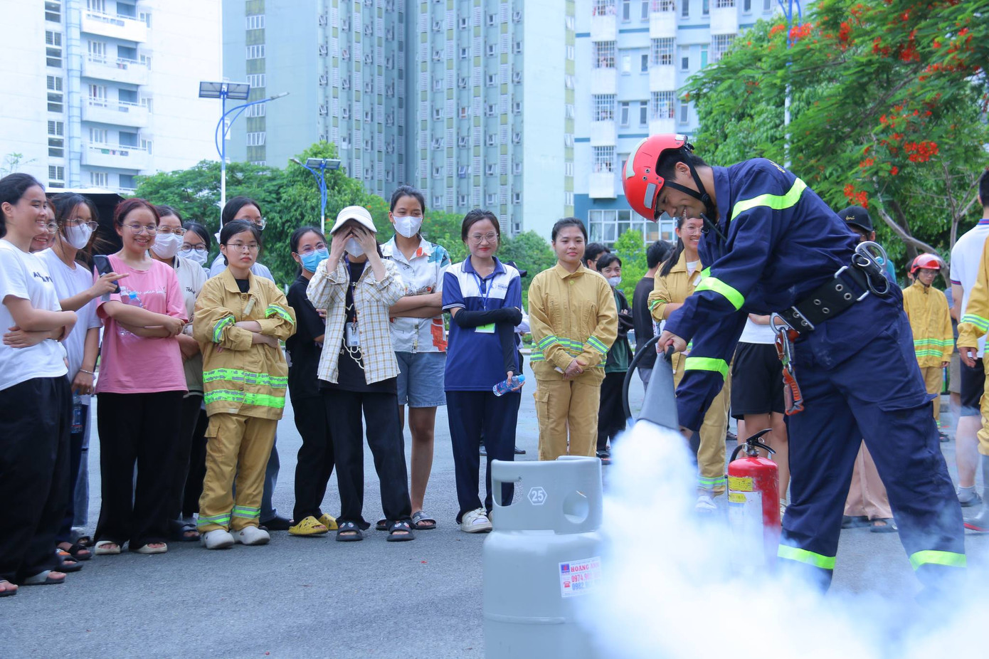Sinh viên được xem và thực hành các kiến thức về chữa cháy.