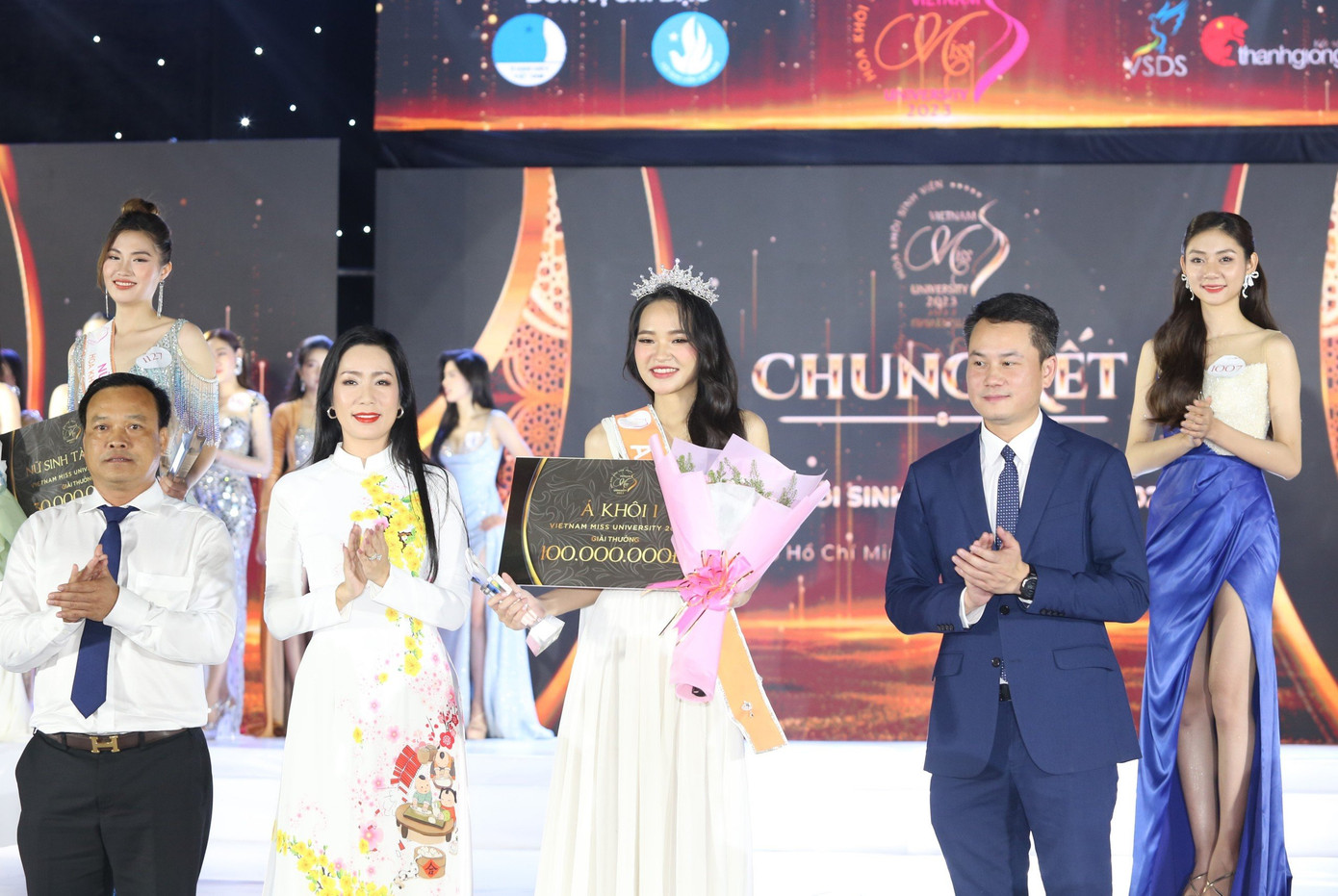 Á khôi 1 thuộc về thí sinh Nguyễn Thị Minh Phương, trường ĐH Y Hà Nội.