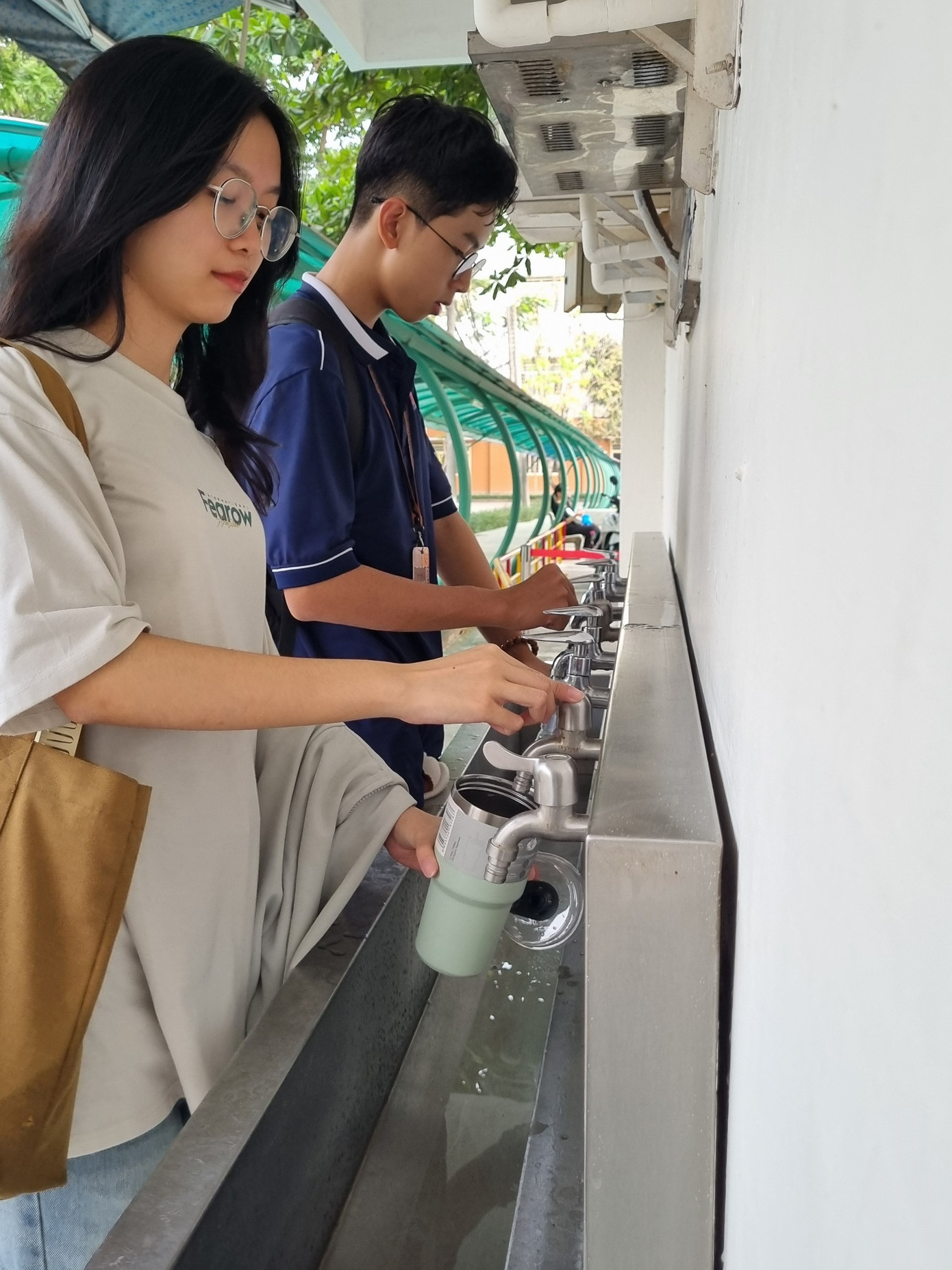 Sinh viên trang bị bình nước cá nhân để cung cấp đủ nước cho cơ thể.