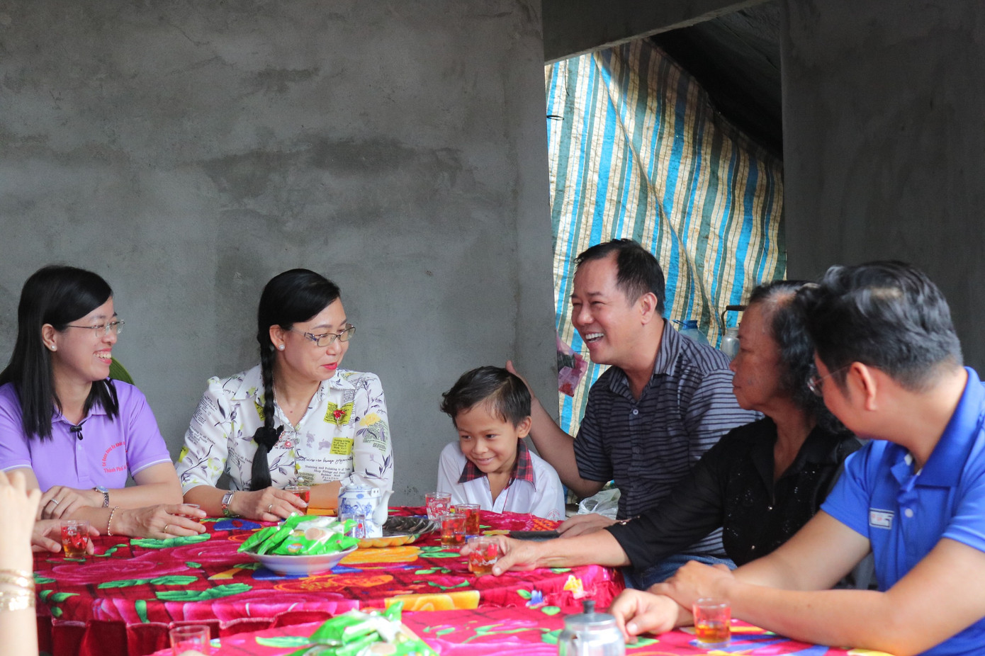 GS. TS Huỳnh Văn Sơn - Hiệu trưởng trường ĐH Sư phạm TP. HCM trò chuyện cùng gia đình em Nguyễn Đại Phong. GS. TS Huỳnh Văn Sơn - Hiệu trưởng trường ĐH Sư phạm TP. HCM trò chuyện cùng gia đình em Nguyễn Đại Phong.