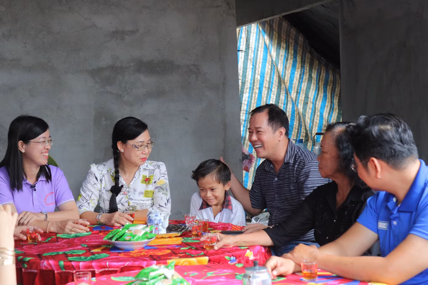GS. TS Huỳnh Văn Sơn - Hiệu trưởng trường ĐH Sư phạm TP. HCM trò chuyện cùng gia đình em Nguyễn Đại Phong.