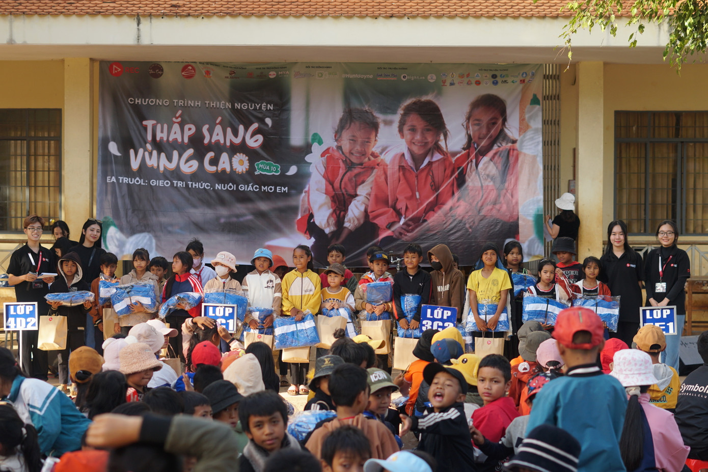 Những phần quà được trao tận tay cho các em học sinh tại trường Tiểu học Ea Truôl. Những phần quà được trao tận tay cho các em học sinh tại trường Tiểu học Ea Truôl.