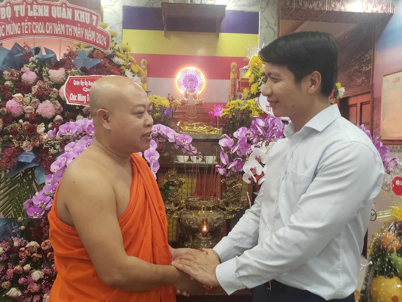 Anh Nguyễn Ngọc Lương cảm ơn tình cảm của Đại đức Tăng Ngọc An và các sư trong chùa dành cho đoàn công tác.