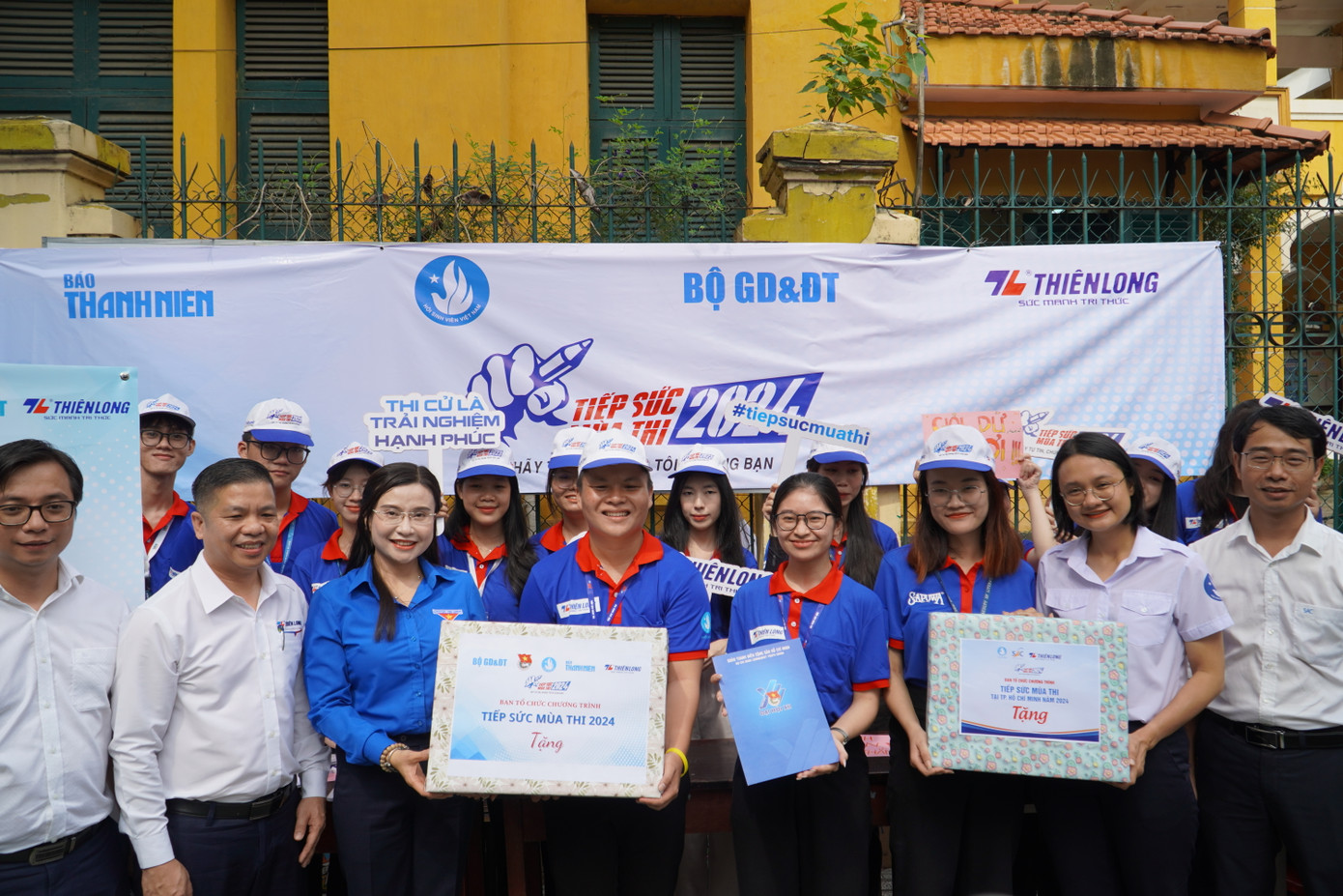 Đoàn tặng quà cho Đội hình sinh viên tình nguyện 'Tiếp sức mùa thi' tại điểm trường THPT Trưng Vương (Q. 1). Đoàn tặng quà cho Đội hình sinh viên tình nguyện 'Tiếp sức mùa thi' tại điểm trường THPT Trưng Vương (Q. 1).