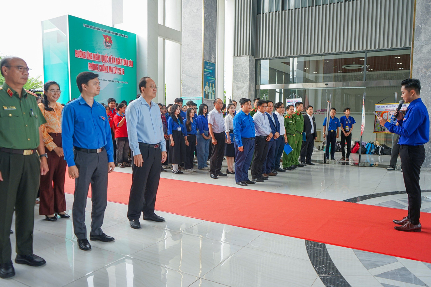 Tham dự chương trình có Thiếu tướng Cao Đăng Hưng - Phó Chánh Văn phòng Bộ Công an; ông Nguyễn Hồ Hải - Phó Bí thư Thành uỷ TP. HCM; anh Nguyễn Minh Triết - Bí thư T.Ư Đoàn, Chủ tịch Hội Sinh viên Việt Nam; anh Ngô Minh Hải - Bí thư Thành Đoàn, Chủ tịch Hội LHTN TP. HCM; cùng đông đảo các bạn đoàn viên, sinh viên.