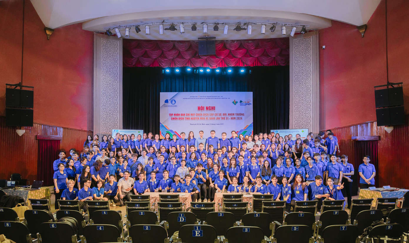 Các đại biểu cùng chụp hình lưu niệm với Ban Tổ chức.