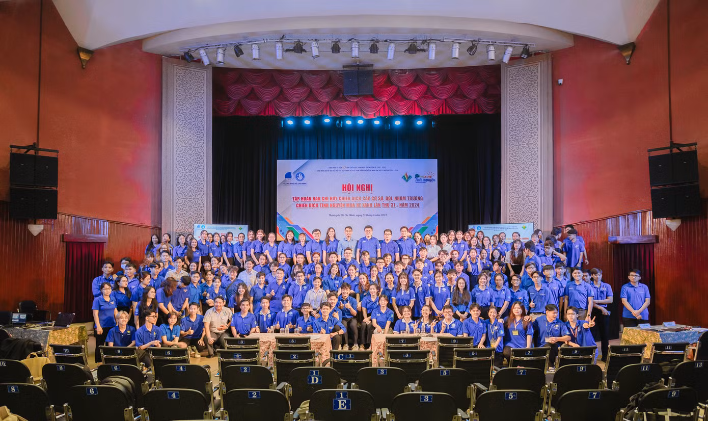 Các đại biểu cùng chụp hình lưu niệm với Ban Tổ chức. Các đại biểu cùng chụp hình lưu niệm với Ban Tổ chức.