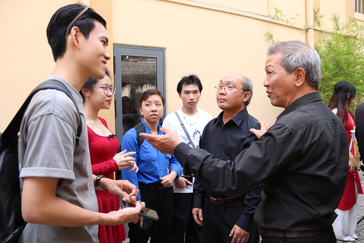 Các bạn trẻ thích thú chia sẻ cùng nghệ sĩ cải lương.