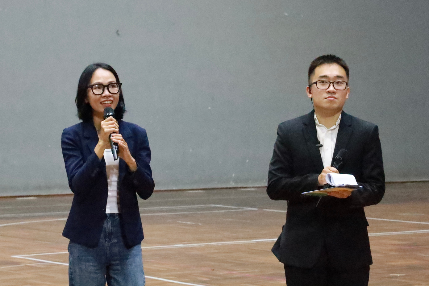 Chị Trúc Phương (sáng lập dự án 'Gieo ước mơ bóng đá') phát biểu tại chương trình.