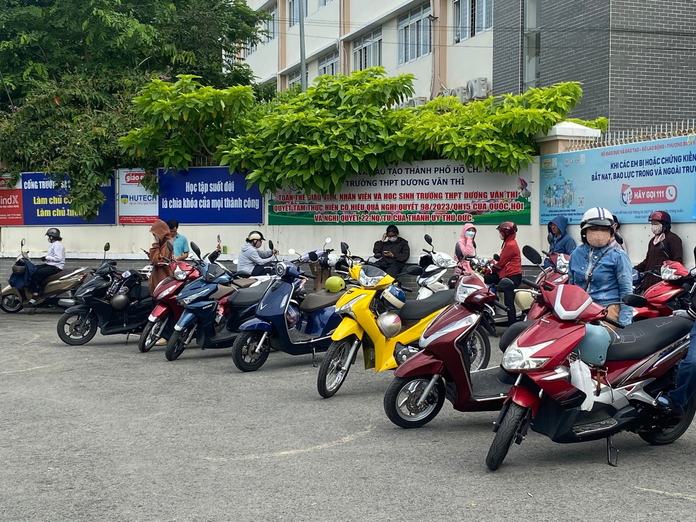 Hàng dài những chiếc xe đậu trước cổng trường, nhiều phụ huynh lựa chọn chờ đợi, sẵn sàng trở thành điểm tựa đầu tiên, ngay khi con hoàn thành bài thi.