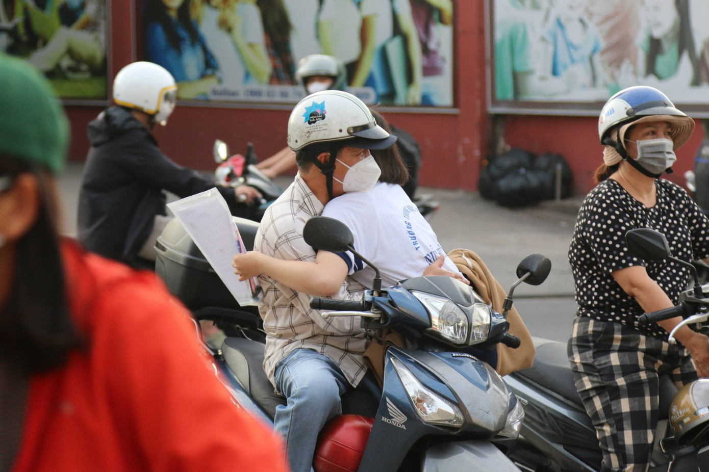 “Hãy tự tin vào chính mình” là lời nhắn nhủ của anh Trần Văn Long gửi đến con trong kỳ thi này. Anh chia sẻ, khoảnh khắc con từ trường thi bước ra, lúc đó con đã có được chiến thắng đầu tiên trong đời, ngay trước cả khi biết điểm thi. Đó là chiến thắng nỗi sợ của bản thân. Anh mong con luôn hạnh phúc và học cách kiên cường với mọi kết quả ở phía trước.