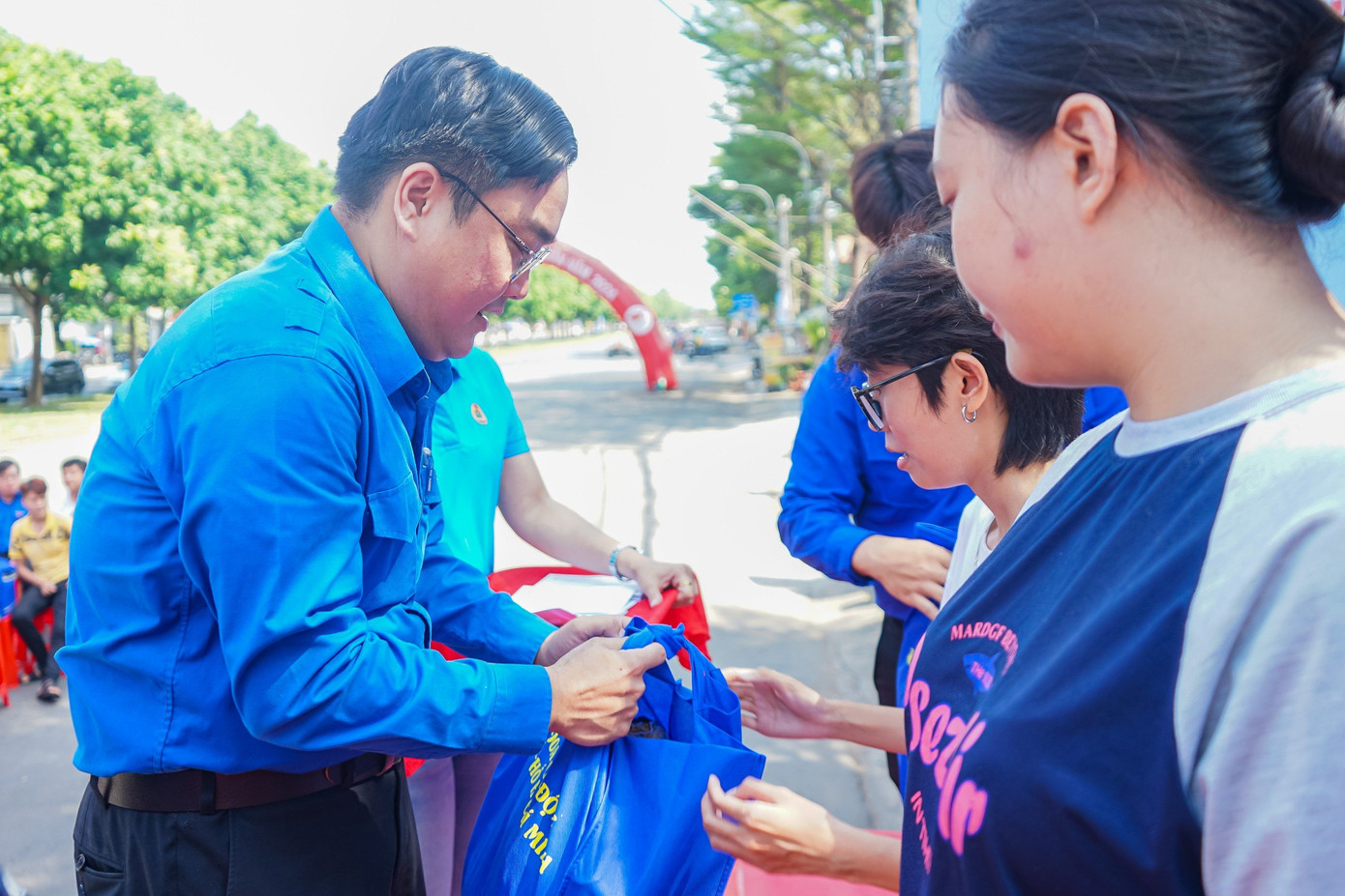 Anh Ngô Minh Hải - Phó Bí thư Thường trực Thành Đoàn TP. HCM trao quà cho thanh niên công nhân tại Ngày hội. Anh Ngô Minh Hải - Phó Bí thư Thường trực Thành Đoàn TP. HCM trao quà cho thanh niên công nhân tại Ngày hội.