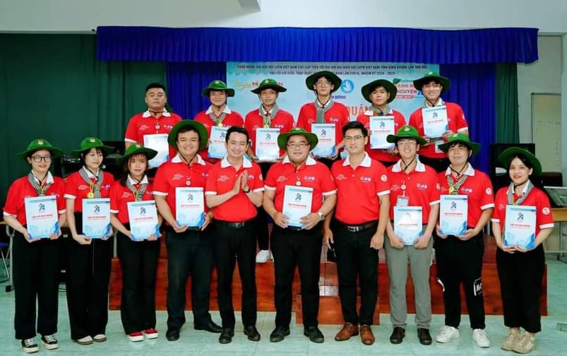 Đội hình sinh viên tình nguyện 'Mùa Hè Xanh' và 'Hành trình tuổi trẻ Bình Dương vì biển đảo quê hương' tại huyện Phú Quý, tỉnh Bình Thuận, năm 2024. Đội hình sinh viên tình nguyện 'Mùa Hè Xanh' và 'Hành trình tuổi trẻ Bình Dương vì biển đảo quê hương' tại huyện Phú Quý, tỉnh Bình Thuận, năm 2024.