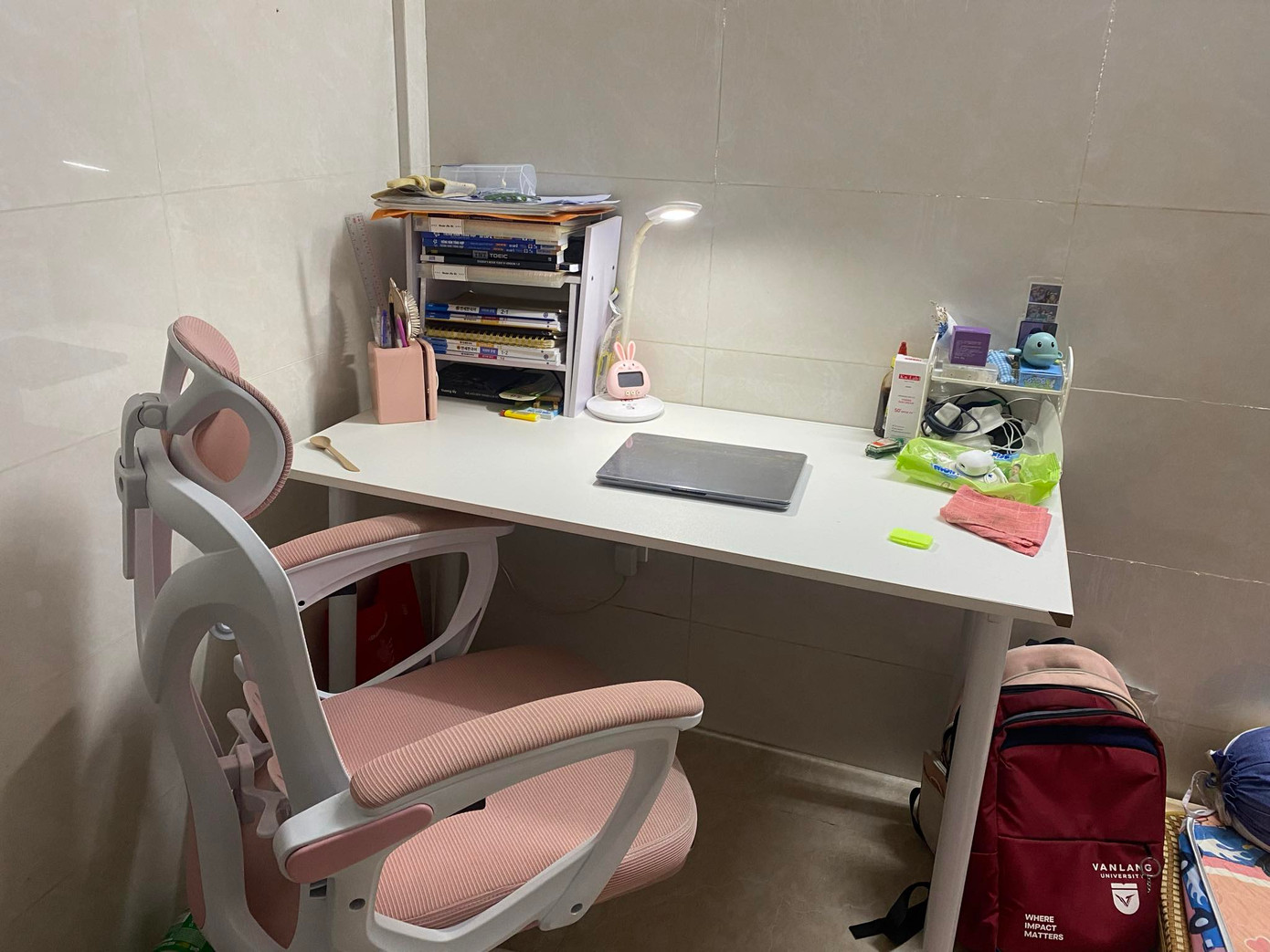 Hương Giang có thói quen dọn dẹp phòng và ghi nhớ vị trí đồ dùng, phòng ngừa kẻ gian lẻn vào phòng đặt camera ẩn. Hương Giang có thói quen dọn dẹp phòng và ghi nhớ vị trí đồ dùng, phòng ngừa kẻ gian lẻn vào phòng đặt camera ẩn.