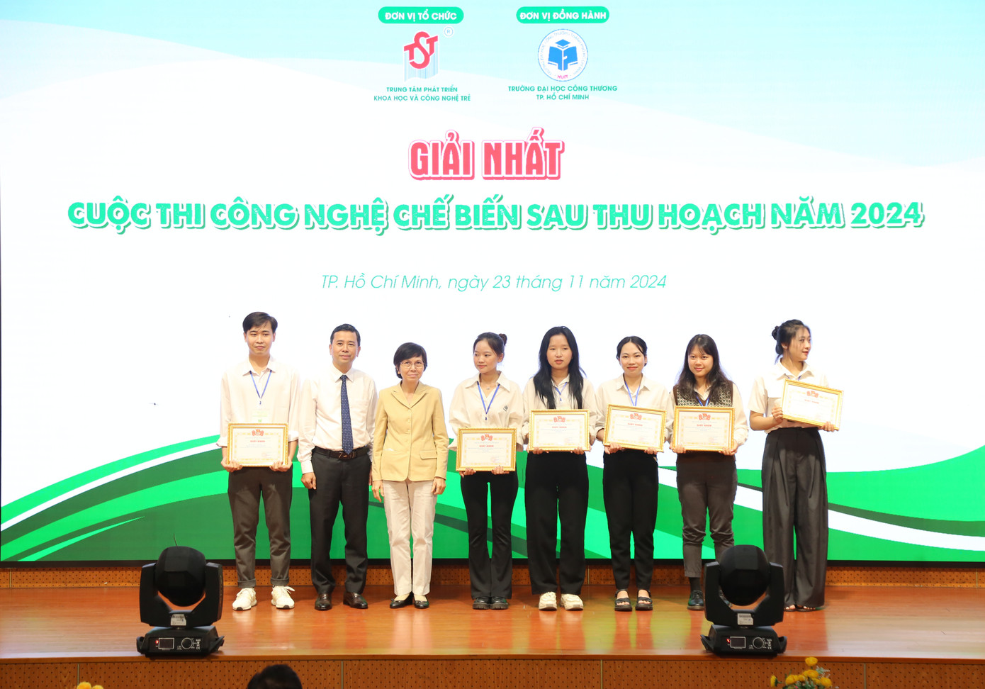 ‘Dự án Nghiên cứu trà nở hoa nghệ thuật từ hoa súng xanh’ của nhóm sinh viên đến từ ĐH Duy Tân đã giành giải Nhất cuộc thi.