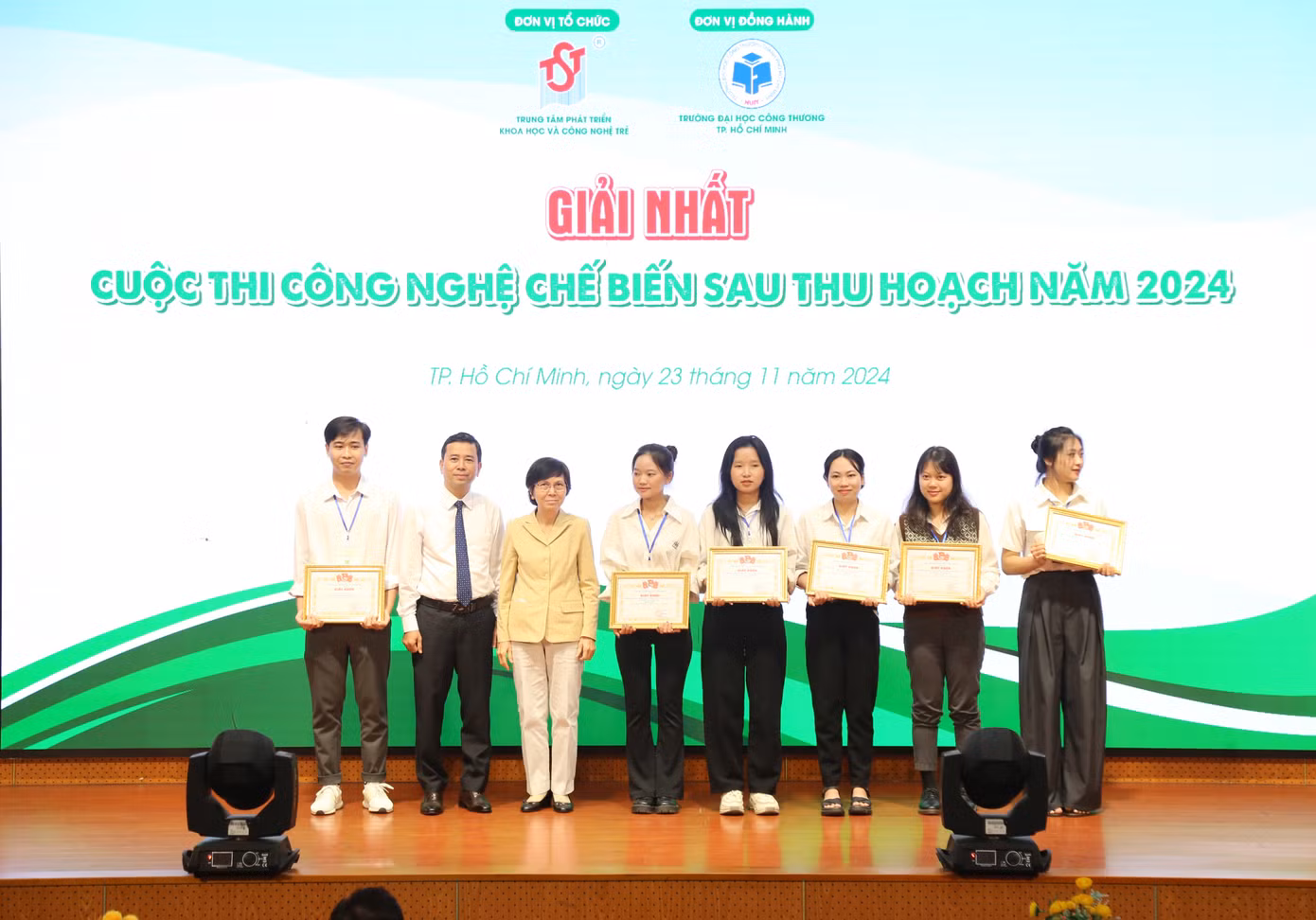 ‘Dự án Nghiên cứu trà nở hoa nghệ thuật từ hoa súng xanh’ của nhóm sinh viên đến từ ĐH Duy Tân đã giành giải Nhất cuộc thi.