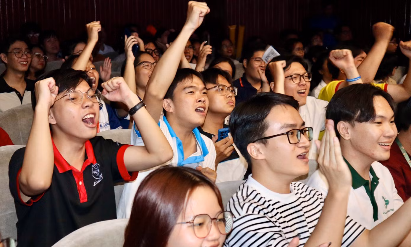 Các bạn sinh viên hào hứng cổ vũ các đội thi.