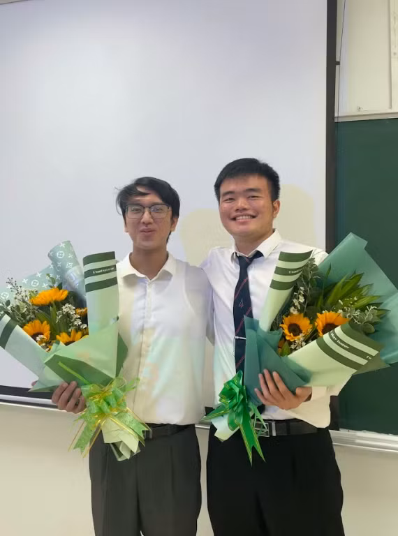 Minh Khôi (trái) và Khánh Trình trong buổi bảo vệ đồ án tốt nghiệp. (Ảnh: NVCC)