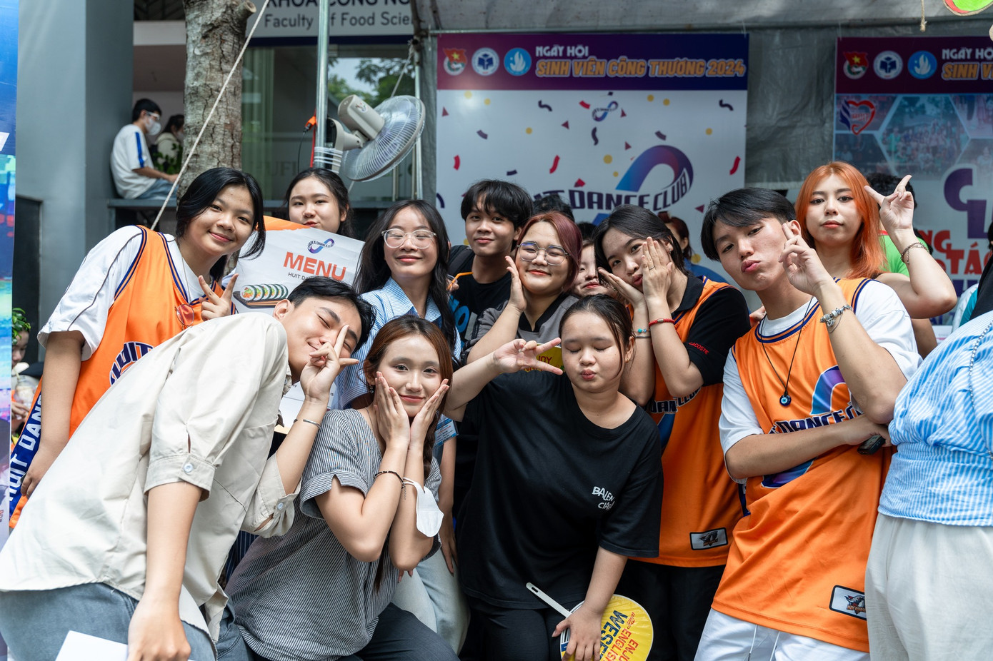Sinh viên trường ĐH Công Thương trong Ngày hội chào đón tân sinh viên năm 2024.