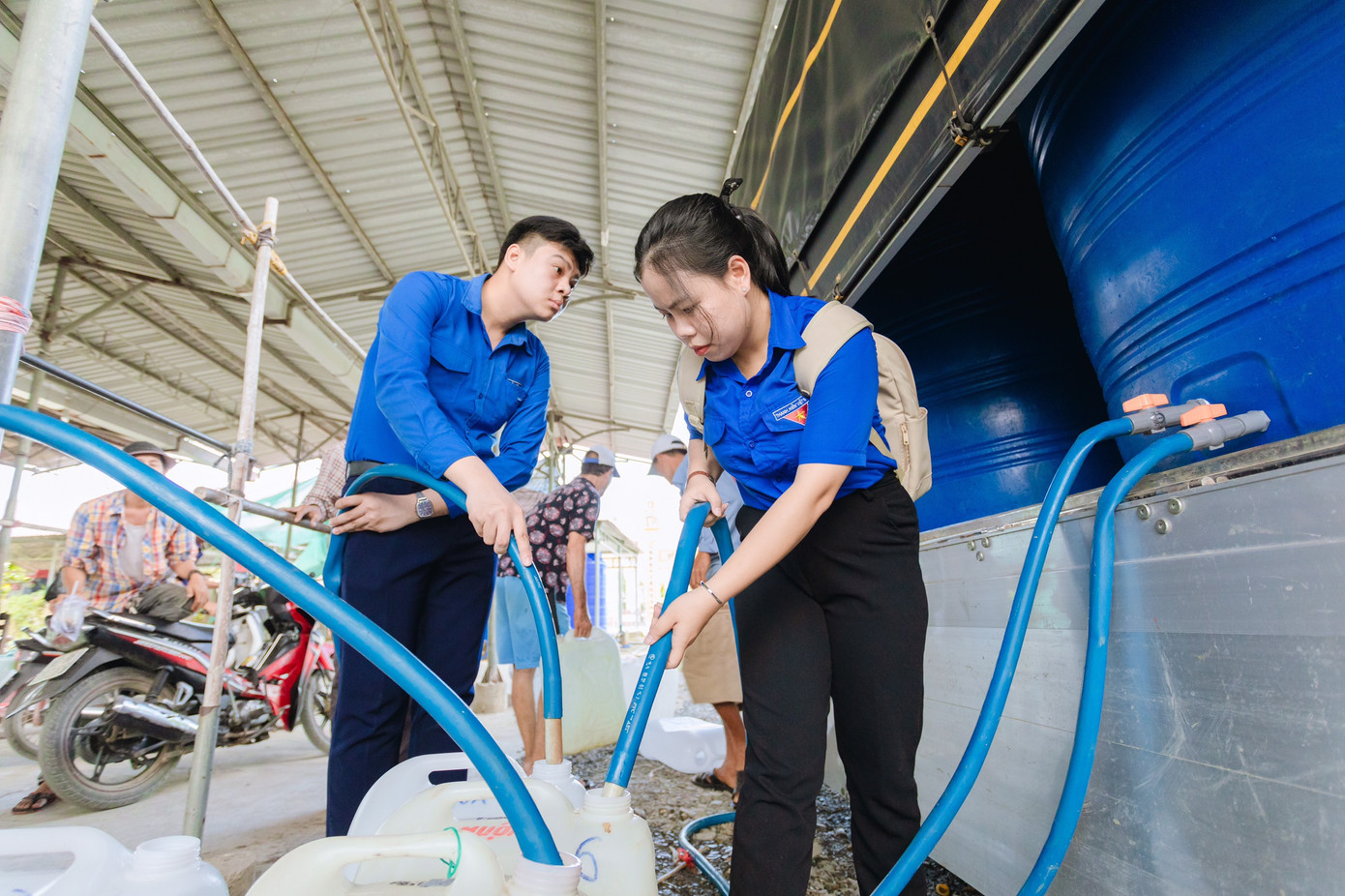 Hải Yến trong chương trình tiếp nước sạch cho người dân miền Tây năm 2024. Hải Yến trong chương trình tiếp nước sạch cho người dân miền Tây năm 2024.