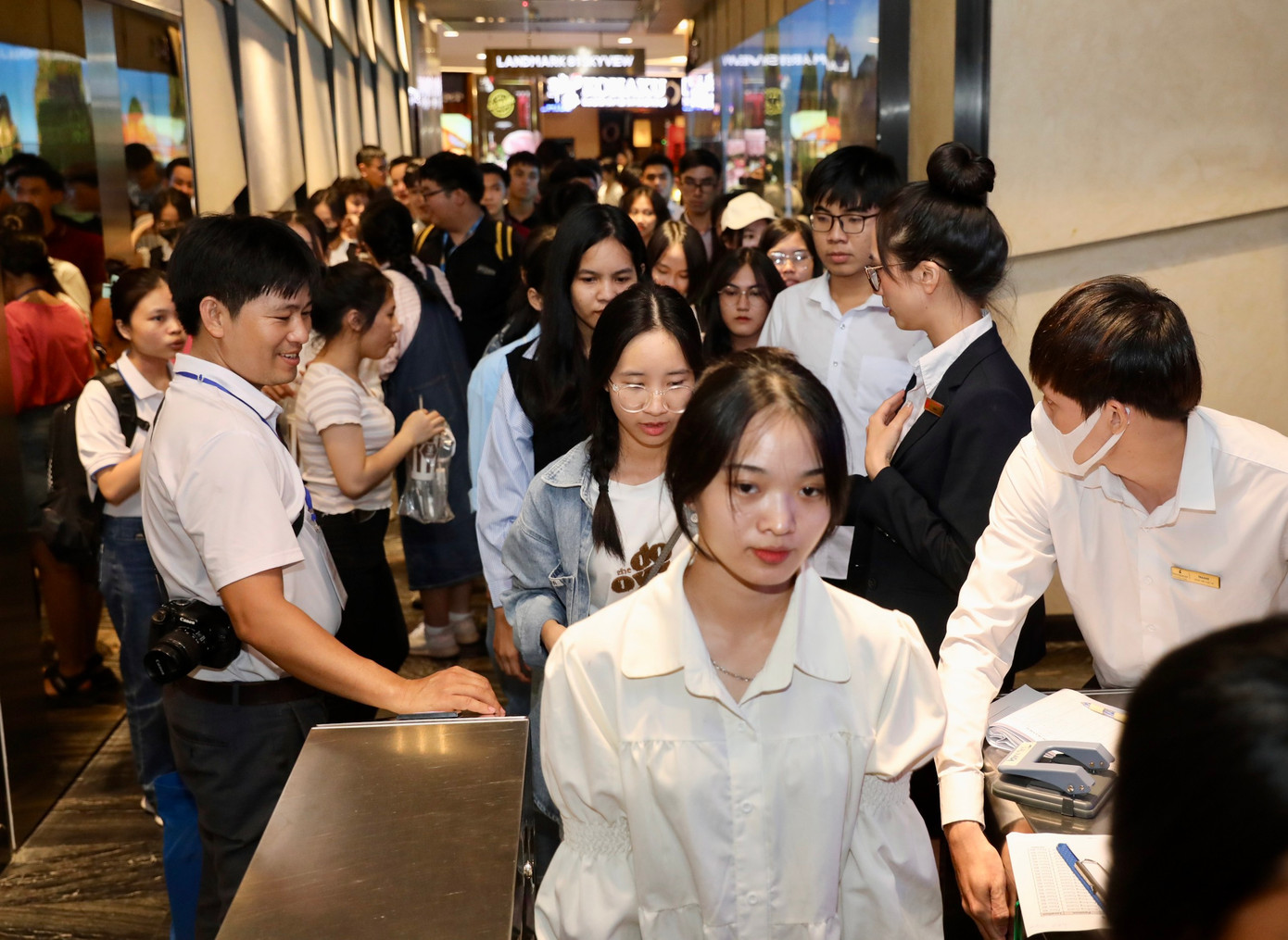 Các bạn sinh viên xếp hàng để vào thang máy lên tầng 79, 80, 81 của tòa nhà.