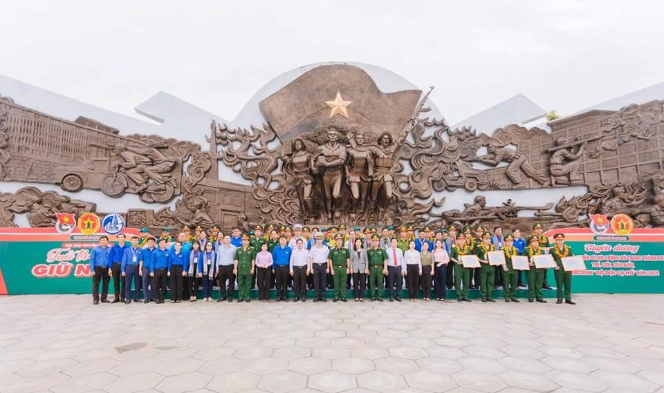 36 gương cán bộ, chiến sĩ Lực lượng vũ trang Thành phố trẻ, giỏi, tiêu biểu chụp hình với lãnh đạo Thành phố và lãnh đạo Thành Đoàn TP. HCM. (Ảnh: TLTĐ)