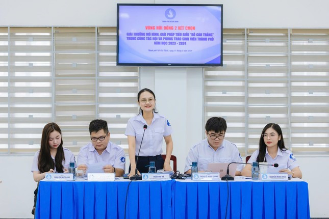 Hội đồng họp bình xét Giải thưởng 'Bồ câu trắng' năm học 2023 - 2024. Hội đồng họp bình xét Giải thưởng 'Bồ câu trắng' năm học 2023 - 2024.