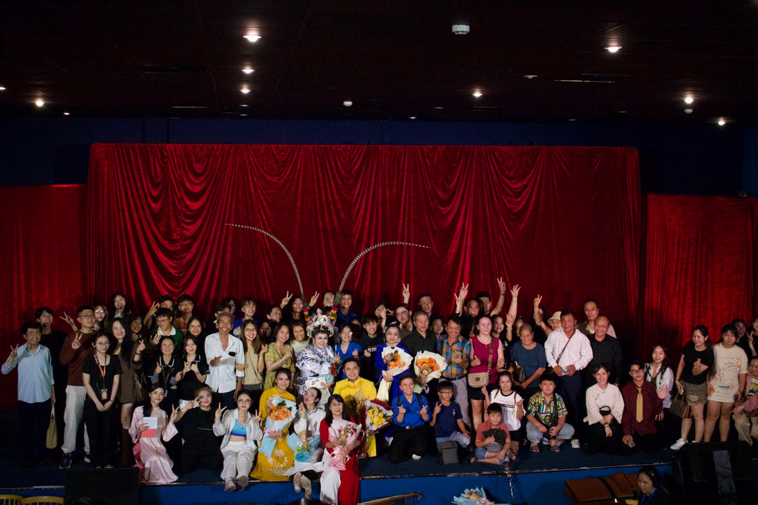 Các bạn trẻ cùng chụp hình với các nghệ sĩ tham gia chương trình.