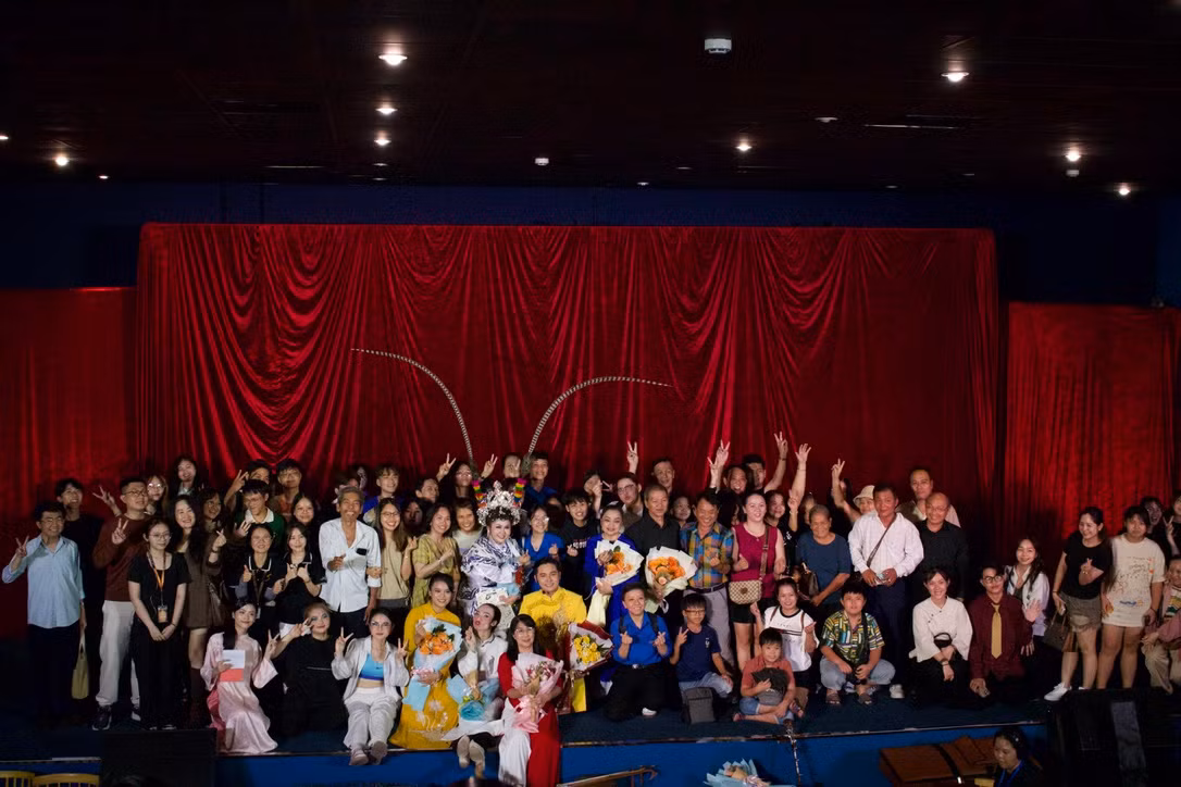 Các bạn trẻ cùng chụp hình với các nghệ sĩ tham gia chương trình. Các bạn trẻ cùng chụp hình với các nghệ sĩ tham gia chương trình.