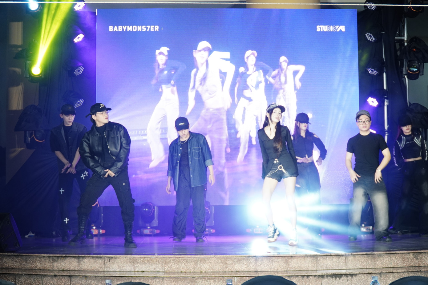 (Sức nóng của các sân khấu trình diễn K-pop. Ảnh: Phan Thị Thu Đào)