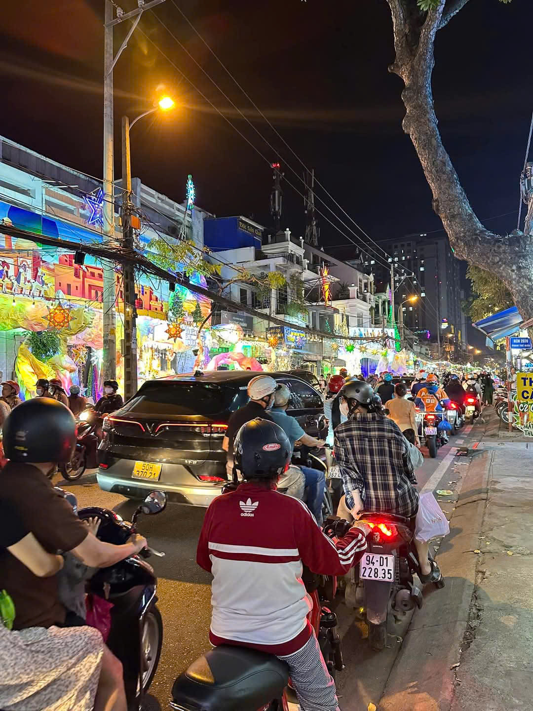 Không khí Noel tràn ngập đường phố.