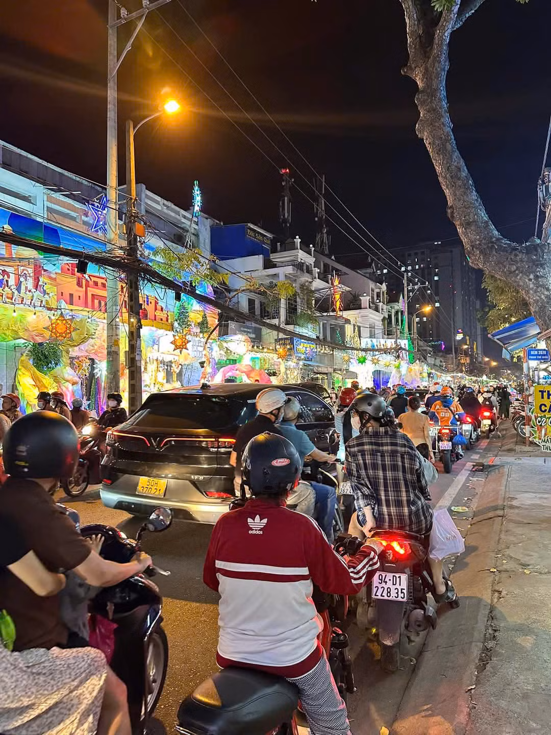 Không khí Noel tràn ngập đường phố.