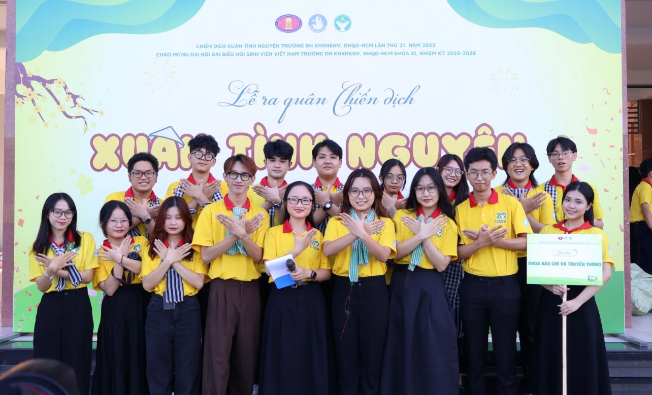 Đội hình chiến sĩ tình nguyện khoa Báo chí – Truyền thông, trường ĐH KHXH&NV.
