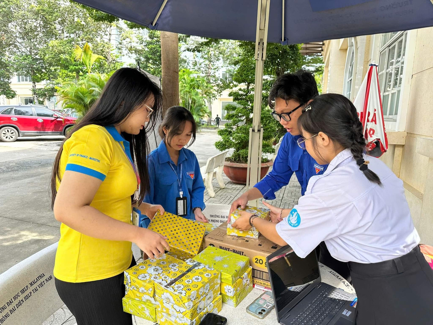 Đoàn Thanh niên - Hội Sinh viên trường ĐH Tài chính - Marketing nhận quà ủng hộ từ các bạn sinh viên trường.