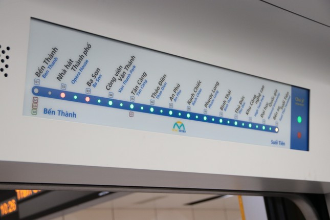 Bảng hiển thị thông tin các trạm trên tàu. (Ảnh: Vỉnh Dỳ) Bảng hiển thị thông tin các trạm trên tàu. (Ảnh: Vỉnh Dỳ)