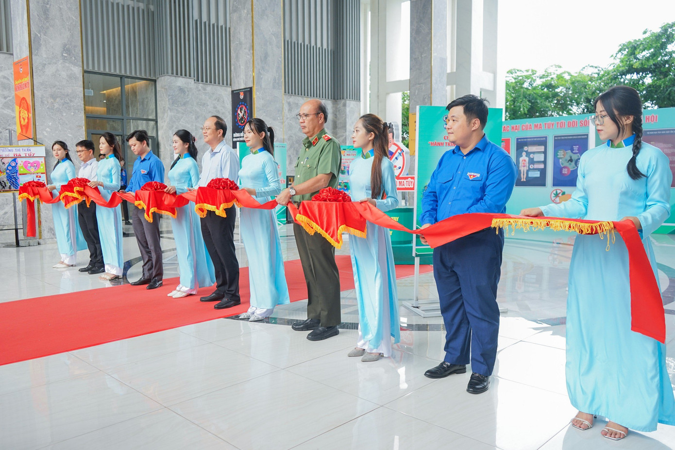 Để đẩy mạnh công tác tuyên truyền giáo dục về tác hại của ma túy và cách phòng chống, nâng cao nhận thức trách nhiệm của các bạn trẻ trong việc phòng chống ma túy, chương trình triển lãm “Tác hại của ma tuý” cũng đã được các lãnh đạo cắt băng khai mạc.