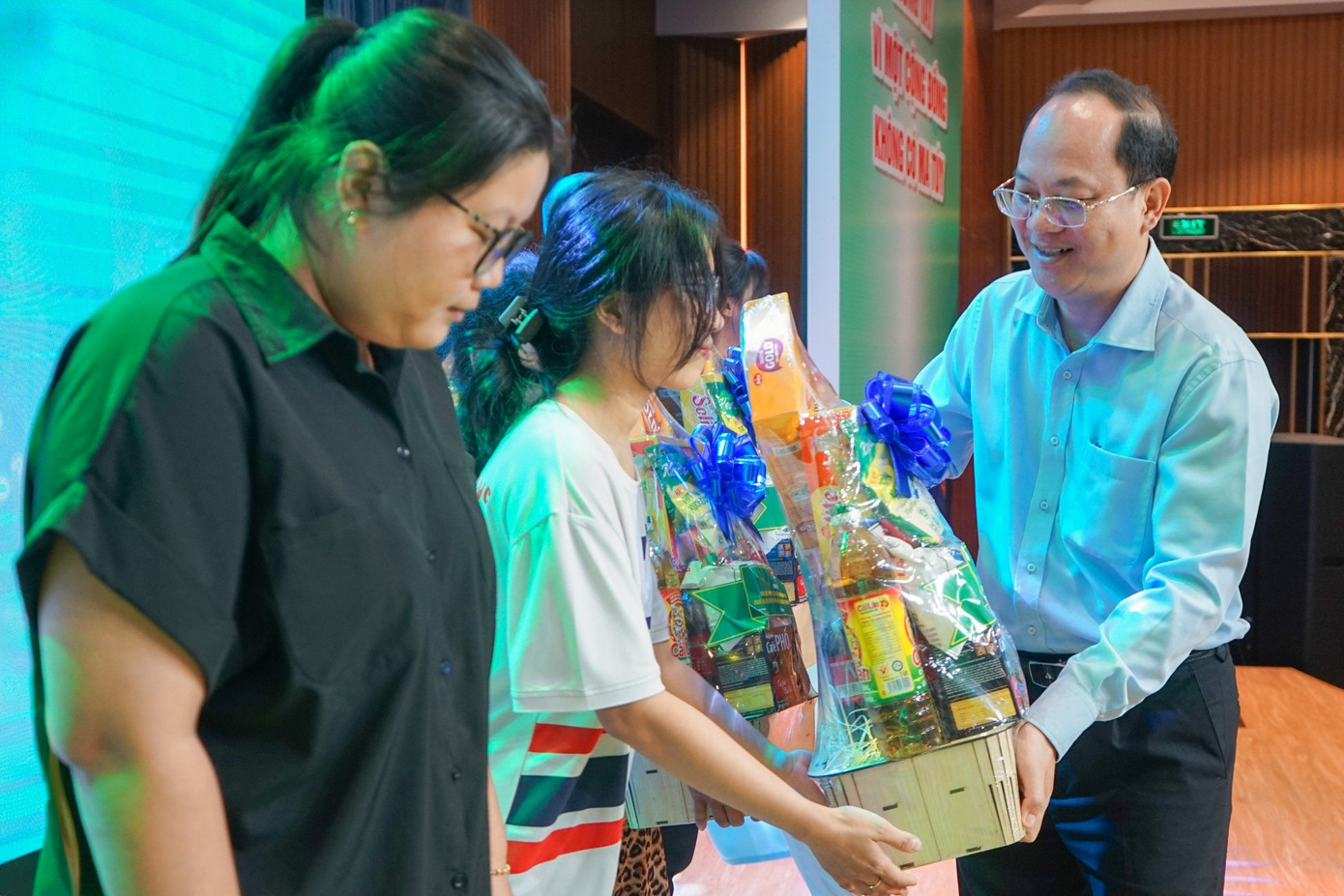 Trong khuôn khổ chương trình, Ban Tổ chức còn vận động các mạnh thường quân để trao tặng 10 phần quà nhằm chia sẻ và động viên đến thanh niên công nhân có hoàn cảnh khó khăn trên địa bàn TP. HCM và trao 10 phần quà trao tặng cho thanh niên hoàn lương tiến bộ tại địa phương.