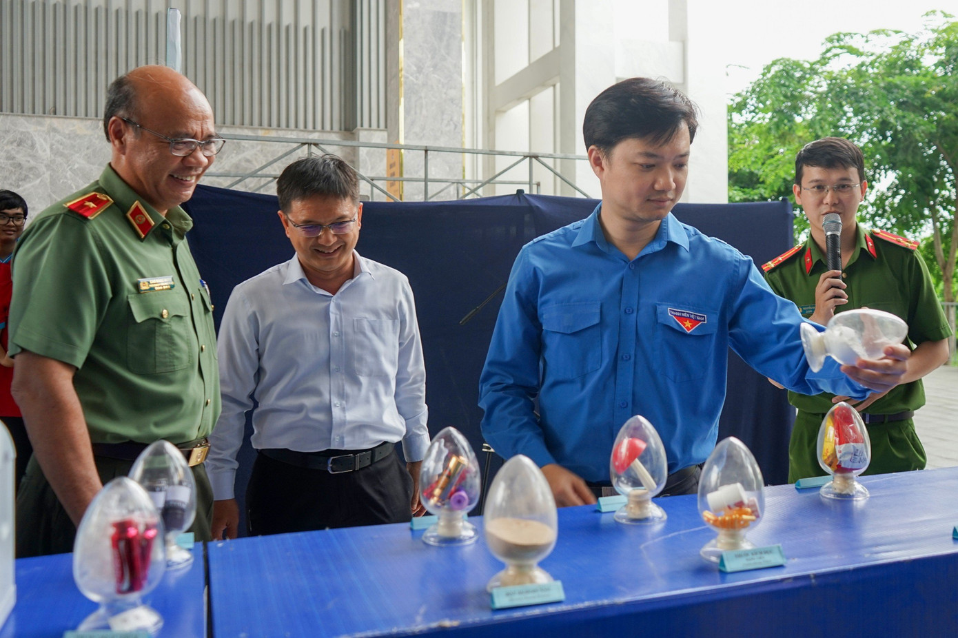 Đặc biệt, triển lãm năm nay còn có sự xuất hiện của khu vực trưng bày, với các mẫu vật mô phỏng cụ thể, sinh động về rất nhiều loại ma tuý phổ biến, các loại ma tuý mới xuất hiện trên thị trường hiện nay để đoàn viên, sinh viên dễ dàng hình dung, phòng ngừa với từng loại ma tuý.