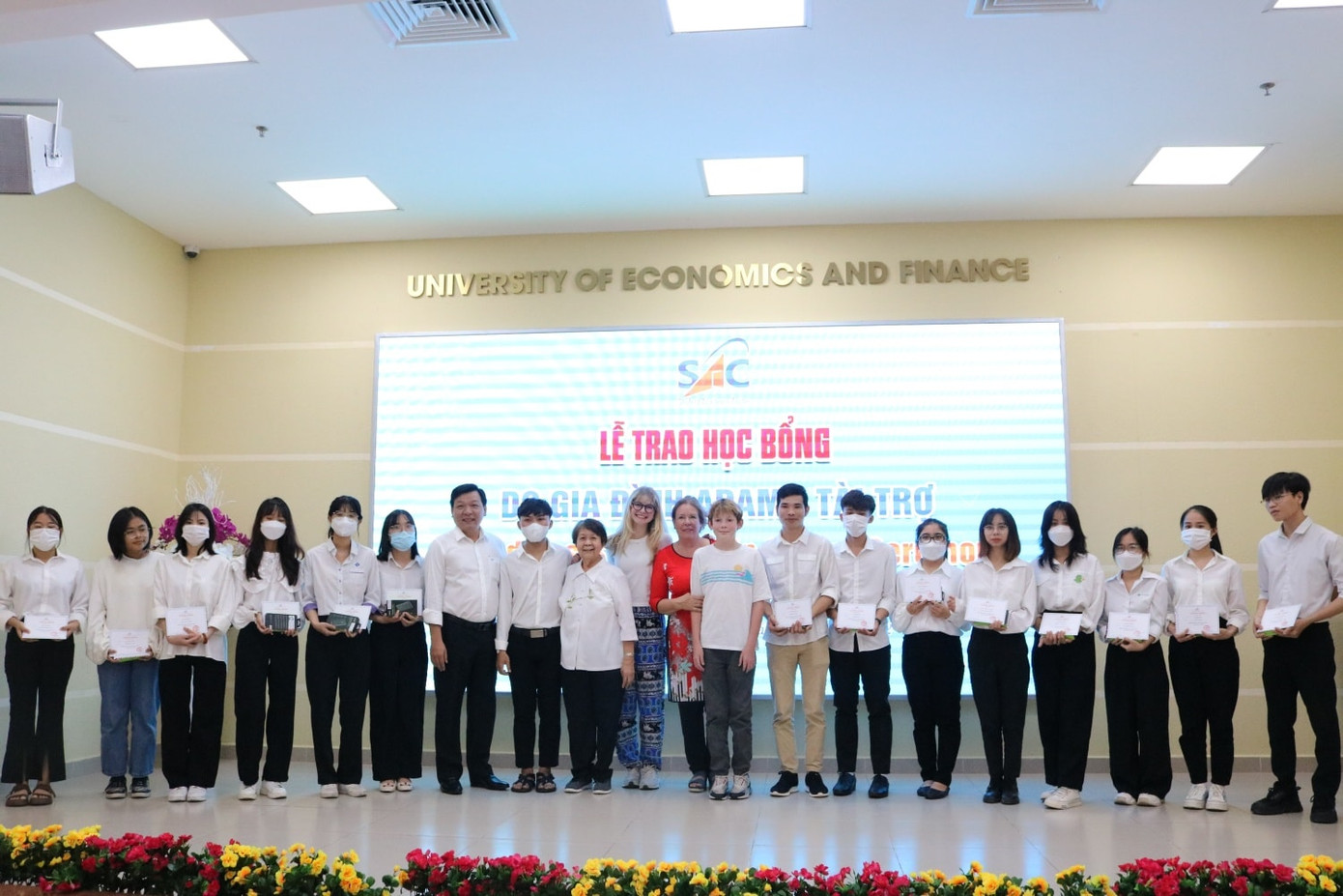 Hàng năm, Trung tâm hỗ trợ học sinh sinh viên TP. HCM kết hợp với nhiều đơn vị trao nhiều suất học bổng cho sinh viên có hoàn cảnh khó khăn, vươn lên trong học tập.