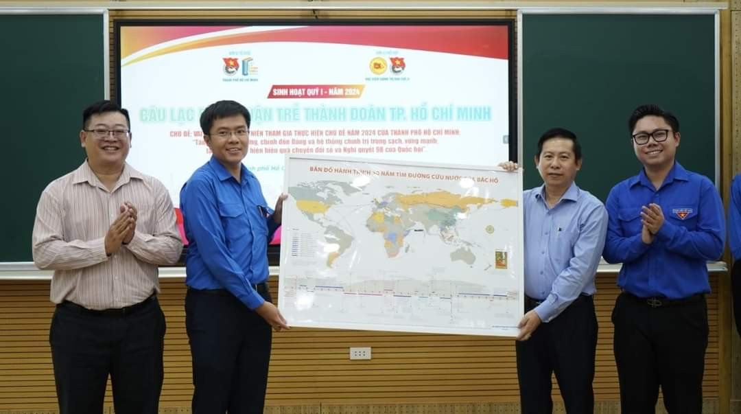 Dịp này, CLB Lý luận trẻ Thành Đoàn TP. HCM đã gửi tặng Bản đồ Hành trình 30 năm tìm đường cứu nước của Bác Hồ để góp phần vào Không gian Văn hóa Hồ Chí Minh của Học viện Chính trị khu vực II trong thời gian tới. (Ảnh: TLTĐ) Dịp này, CLB Lý luận trẻ Thành Đoàn TP. HCM đã gửi tặng Bản đồ Hành trình 30 năm tìm đường cứu nước của Bác Hồ để góp phần vào Không gian Văn hóa Hồ Chí Minh của Học viện Chính trị khu vực II trong thời gian tới. (Ảnh: TLTĐ)