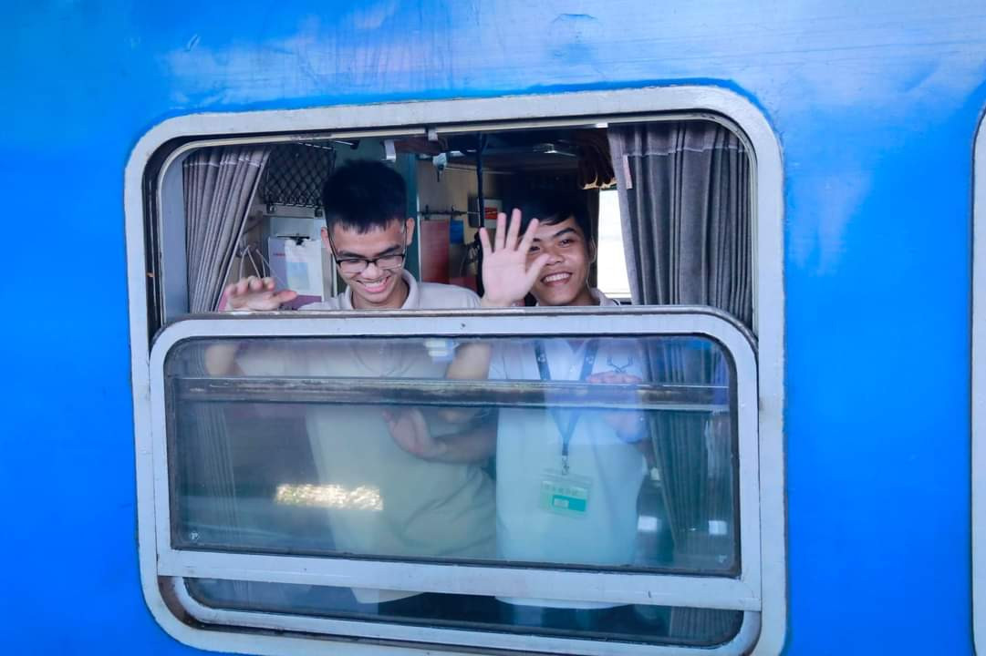 Sinh viên phấn khởi đi tàu về Tết từ ga Sài Gòn. Sinh viên phấn khởi đi tàu về Tết từ ga Sài Gòn.