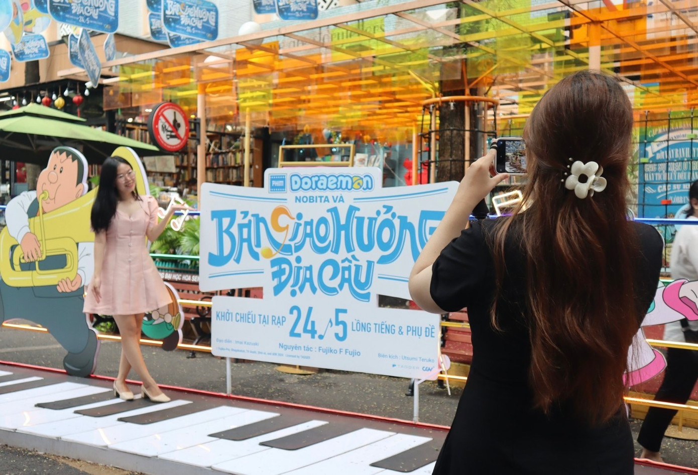 Các bạn trẻ thích thú check-in cùng nhân vật Doraemon.