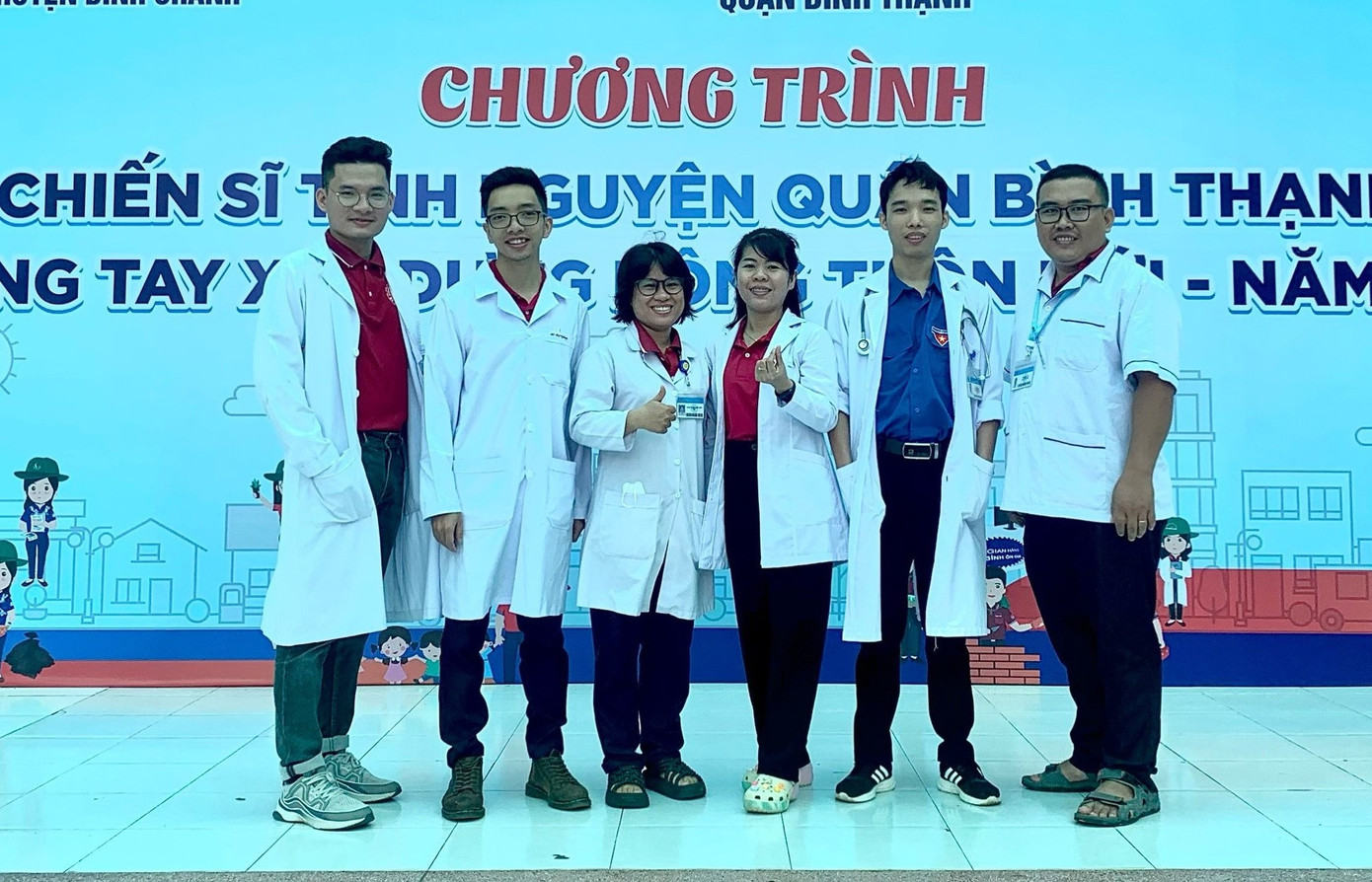 Hoạt động tình nguyện mà Trọng Duy tham gia. Trong ảnh Trọng Duy đứng thứ hai, từ trái qua. (Ảnh: NVCC)