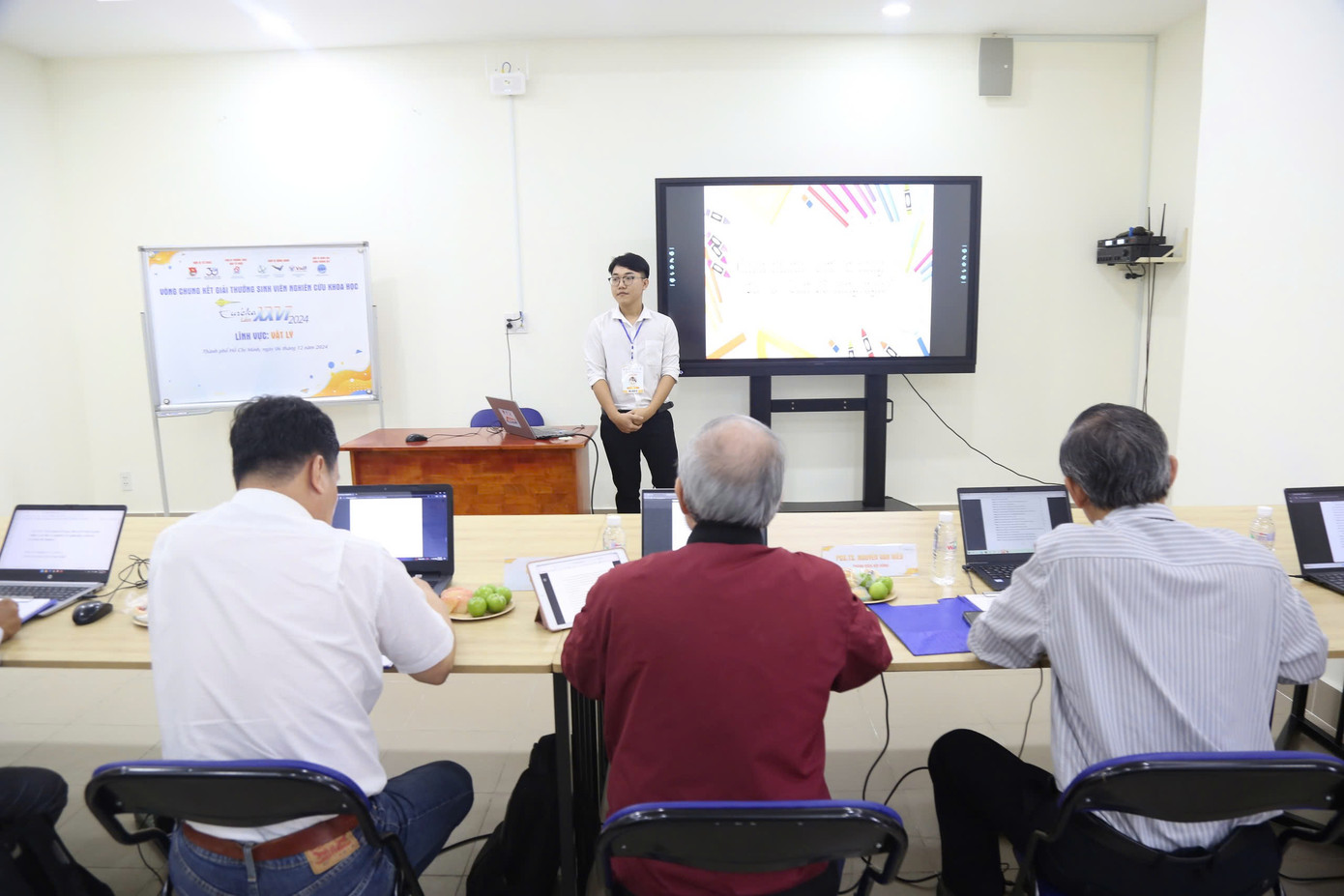 Các nhóm đề tài bảo vệ trước Hội đồng Giám khảo. Các nhóm đề tài bảo vệ trước Hội đồng Giám khảo.