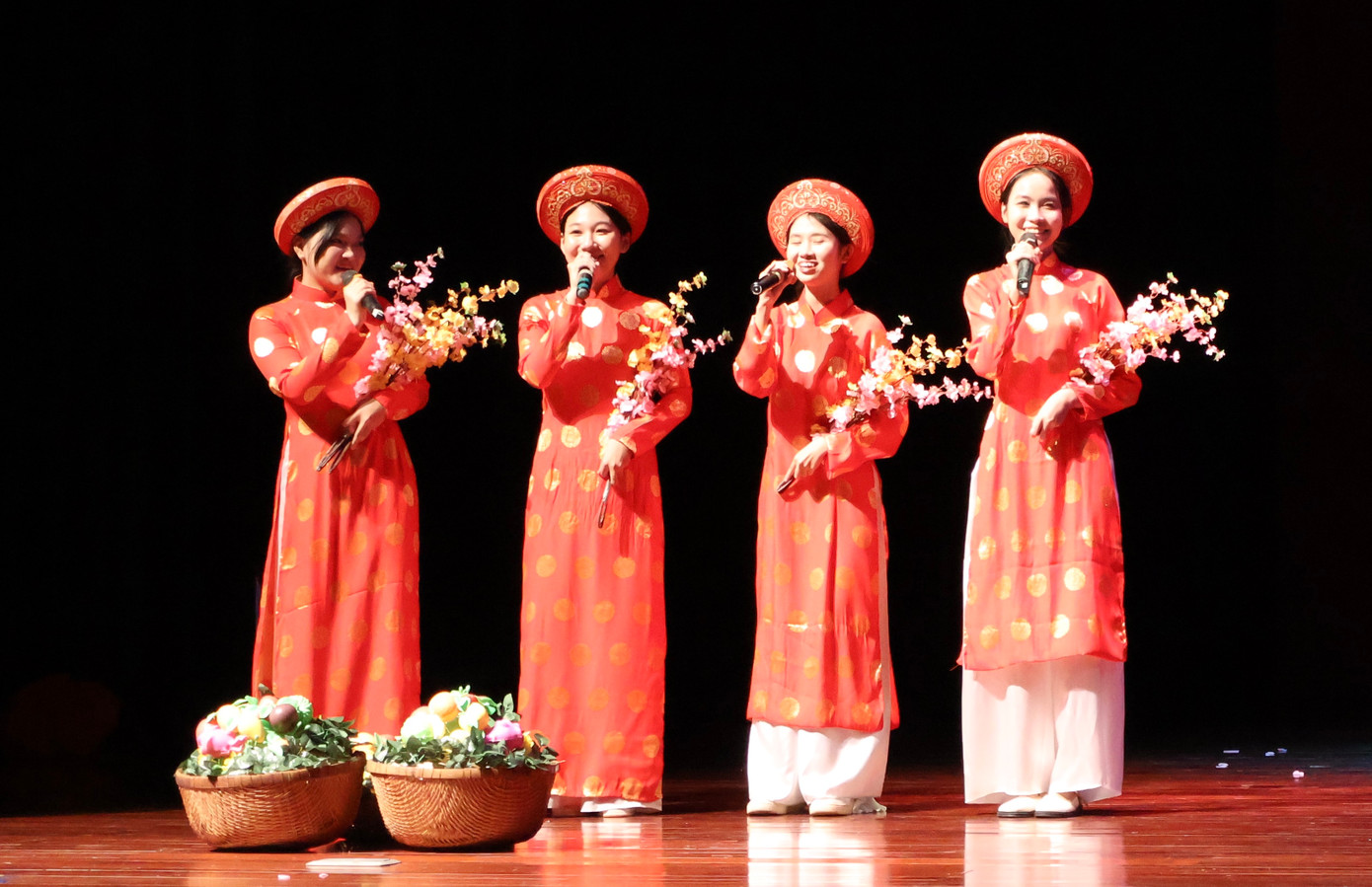 Áo dài cưới truyền thống của Việt Nam cũng được các bạn sinh viên chuyên ngành Úc học đưa vào “góp mặt” với bài hát Vui quá xá là vui.