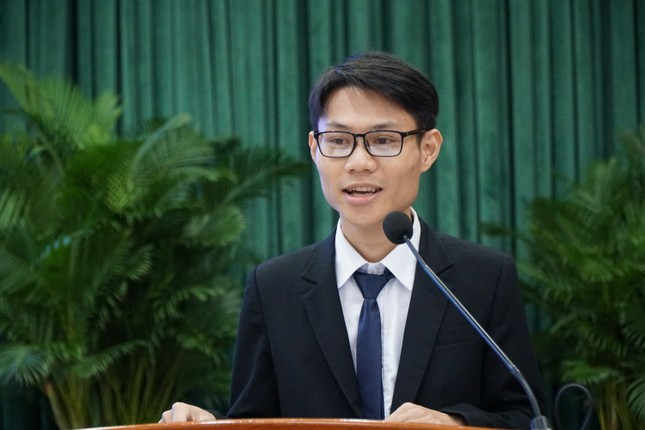 Lưu Văn Khoa, thí sinh trúng tuyển vào vị trí giáo viên Toán chia sẻ tại buổi nhận quyết định. (Ảnh: Nhàn Lê)