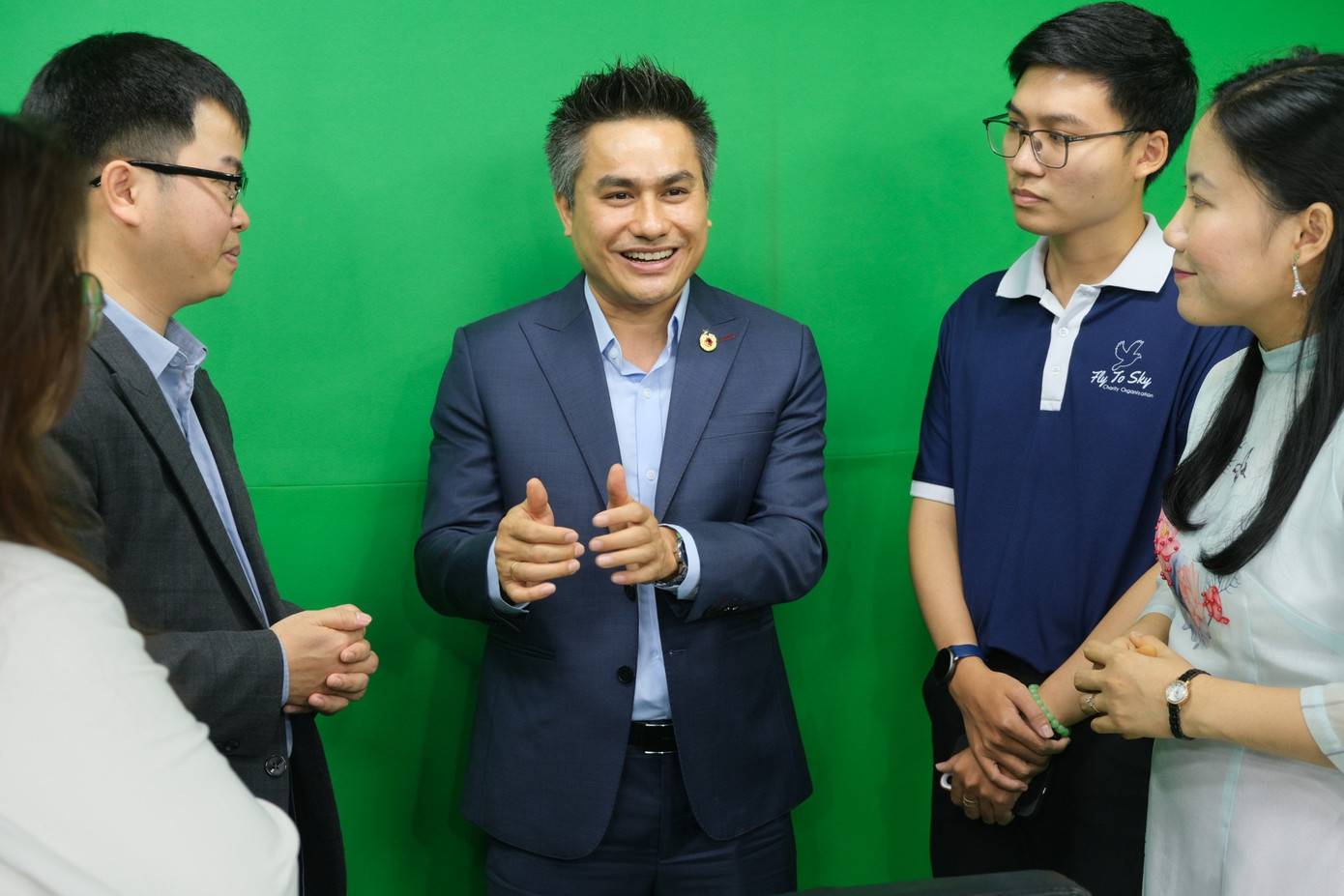 Anh Nguyễn Xuân Lục (ở giữa) đang trao đổi với các 'Gương mặt trẻ Việt Nam tiêu biểu năm 2023'. (Ảnh: Văn Tiệp) Anh Nguyễn Xuân Lục (ở giữa) đang trao đổi với các 'Gương mặt trẻ Việt Nam tiêu biểu năm 2023'. (Ảnh: Văn Tiệp)