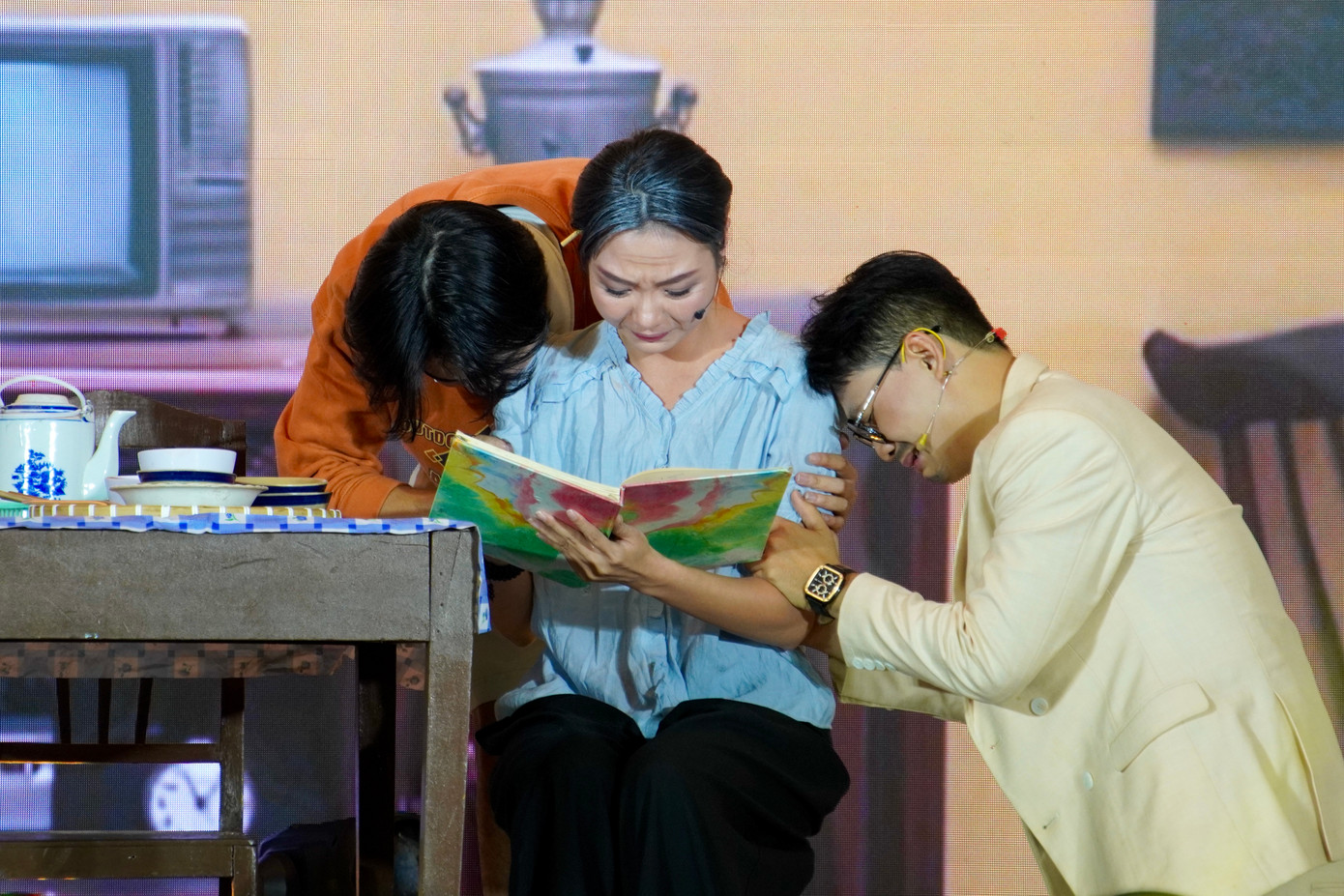 Một hoạt cảnh trong vở kịch Gia tài được diễn tại chương trình.