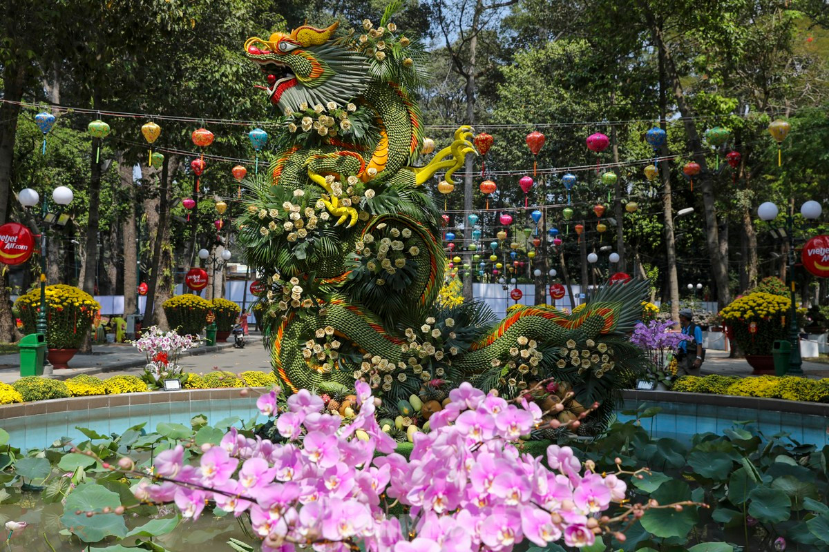 Nhiều tiểu cảnh, khu trưng bày, hình ảnh rồng được lắp đặt xuyên suốt không gian Hội hoa Xuân. (Ảnh: Duy Anh) Nhiều tiểu cảnh, khu trưng bày, hình ảnh rồng được lắp đặt xuyên suốt không gian Hội hoa Xuân. (Ảnh: Duy Anh)